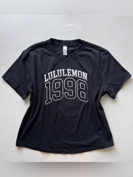 lululemon athletica Tops - RARE Lululemon Relaxed-Fit Cotton Jersey T-Shirt Graphic Black - Size 6 (Small)